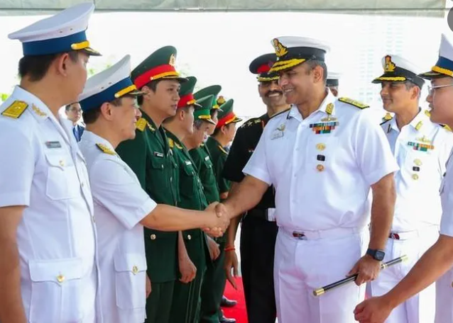 Can canh tau chien tang hinh cua An Do vua den tham TP HCM-Hinh-6