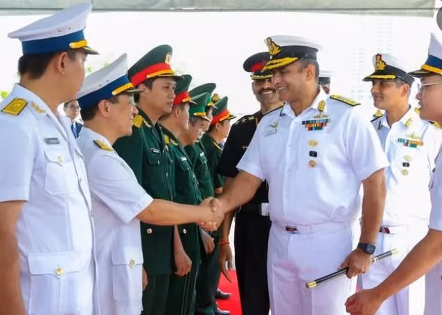 Can canh tau chien tang hinh cua An Do vua den tham TP HCM-Hinh-6