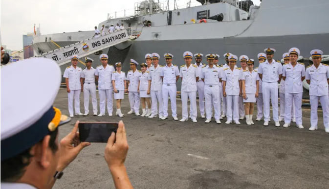 Can canh tau chien tang hinh cua An Do vua den tham TP HCM-Hinh-8