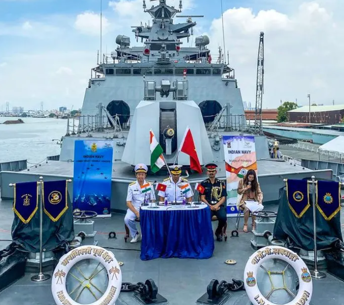 Can canh tau chien tang hinh cua An Do vua den tham TP HCM-Hinh-9