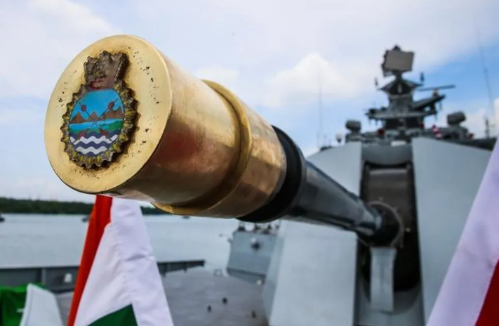 Can canh tau chien tang hinh cua An Do vua den tham TP HCM-Hinh-4