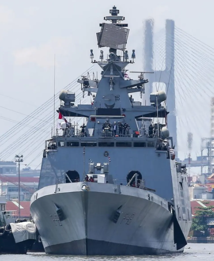 Can canh tau chien tang hinh cua An Do vua den tham TP HCM