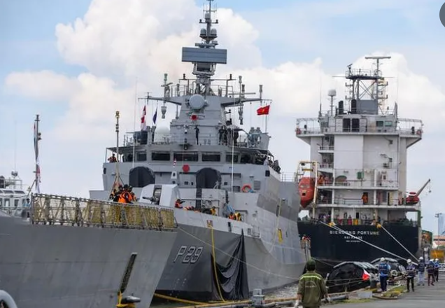 Can canh tau chien tang hinh cua An Do vua den tham TP HCM-Hinh-10