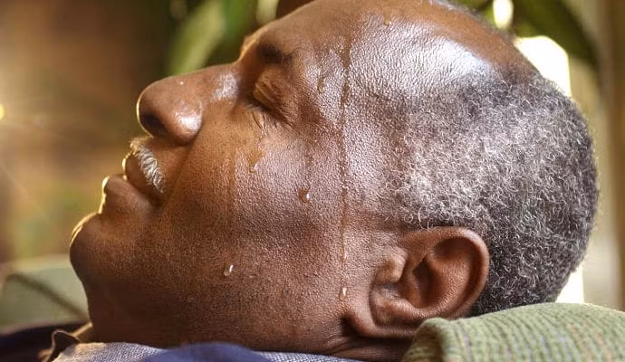 Cách chăm sóc người cao tuổi tránh sốc nhiệt, đột quỵ vì nắng nóng Cach cham soc nguoi cao tuoi tranh soc nhiet, dot quy vi nang nong