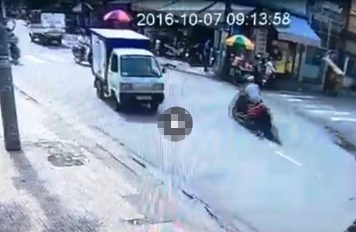 Hình ảnh camera ghi lại lúc Thuận cướp tài sản và kéo lê nạn nhân trên phố.