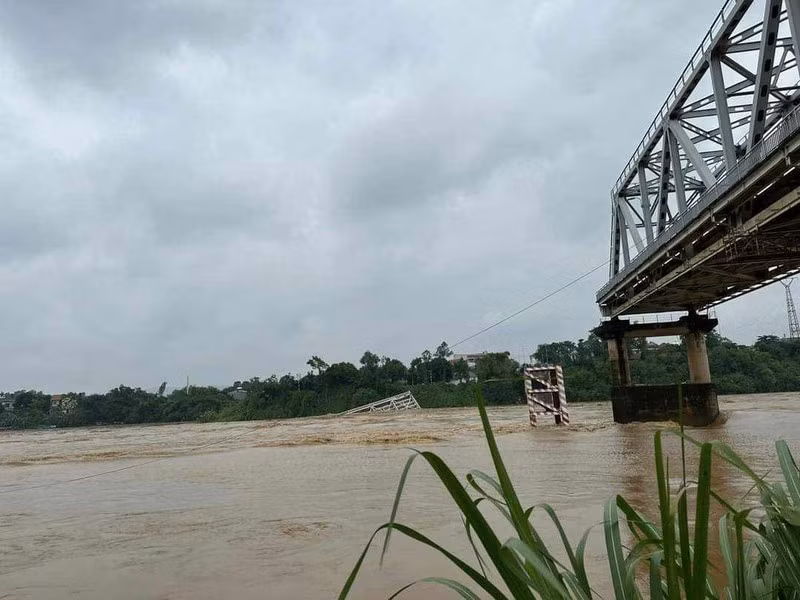 Chuyen gia chi cach thoat khoi o to khi xe roi xuong nuoc