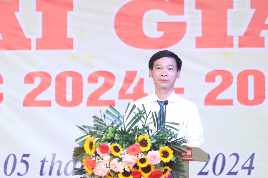 Hieu truong truong mien nui: “Truoc tri thuc, chung ta deu binh dang”