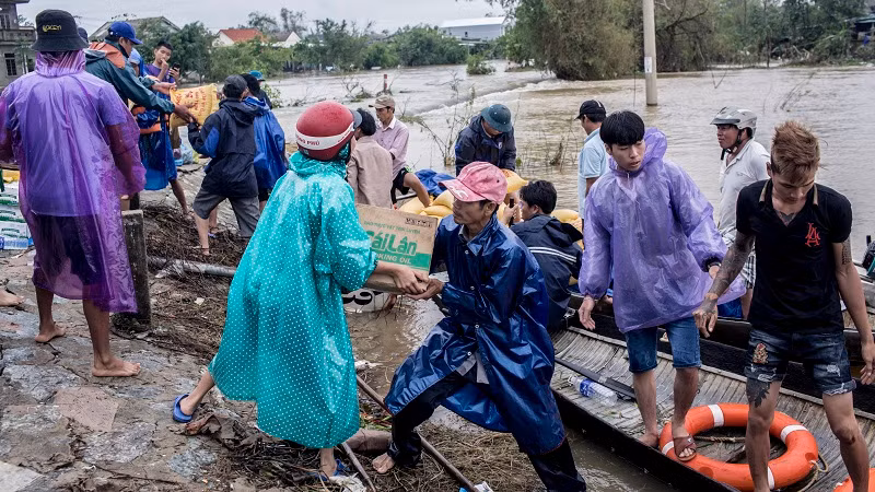2. Bão số 9 (Molave) - Tháng 10/2020. Bão Molave, có tên quốc tế là Molave (ở Philippines gọi là Quinta). Đến ngày 28/10, cơn bão đổ bộ vào miền Trung Việt Nam, đặc biệt là các tỉnh Quảng Ngãi và Quảng Nam. Sau khi càn quét, Molave khiến 80 người chết và mất tích, thiệt hại kinh tế ước tính khoảng 10.000 tỷ đồng. Ảnh: Bộ TN&amp;MT.