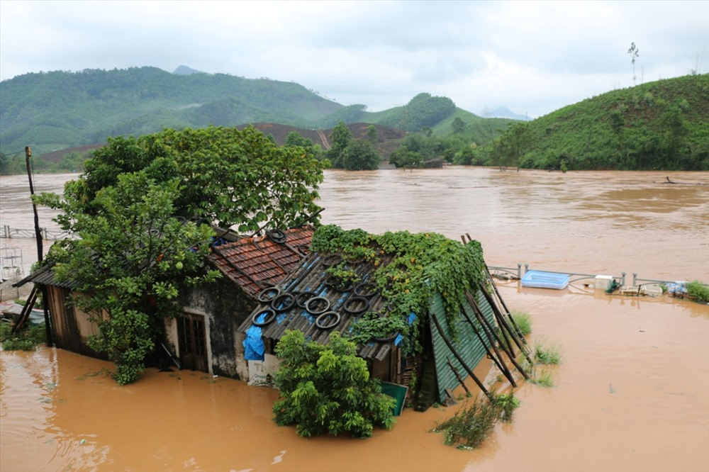 5. Bão số 8 (Sơn Tinh) đổ bộ vào miền Bắc Việt Nam vào cuối tháng 10/2012. Bão có sức gió cấp 13, giật cấp 14 khi đổ bộ vào Nam Định - Thái Bình. Sơn Tinh gây thiệt hại nặng với 8 người chết, 90 người bị thương, gần 61.000 ngôi nhà bị tốc mái hoặc hư hỏng, và hàng chục ngàn hecta lúa, hoa màu bị ngập úng. Ảnh: Người Lao Động.