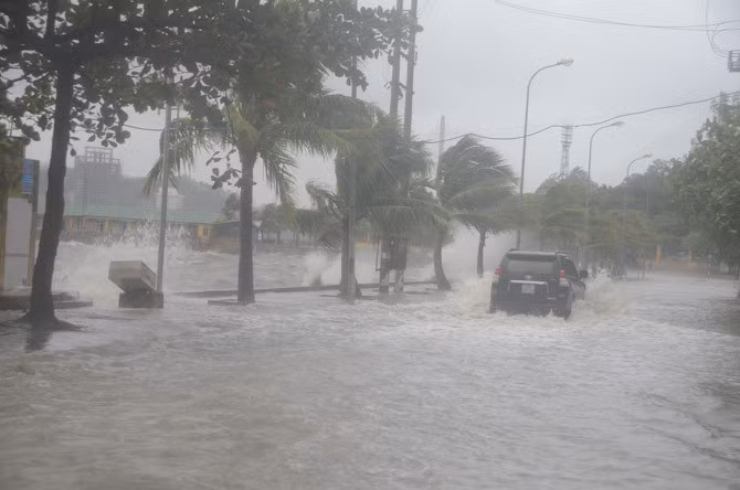 Bão Haiyan cũng làm 149 nhà sập đổ, bị cuốn trôi và 4.567 nhà ngập nước; 3.828ha lúa, 52.363ha hoa màu bị thiệt hại. Ảnh: moitruong.net.