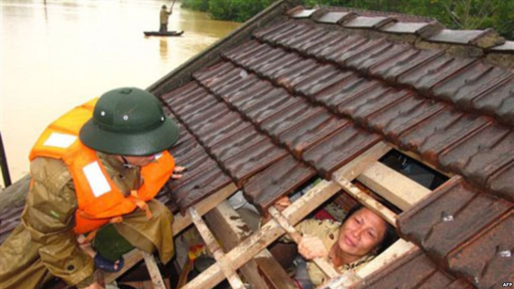 7. Siêu bão Xangsane, theo tiếng Lào có nghĩa là "con voi lớn". Sau hơn 6 giờ đổ bộ tàn phá vào tháng 10/2006, Xangsane khiến 76 người thiệt mạng và mất tích, 532 người bị thương, gần 350.000 ngôi nhà bị đổ, hư hỏng nặng, gần 1.000 tàu thuyền bị chìm và hư hại, gây thiệt hại hơn 10.000 tỷ đồng. Ảnh: Dân Việt.