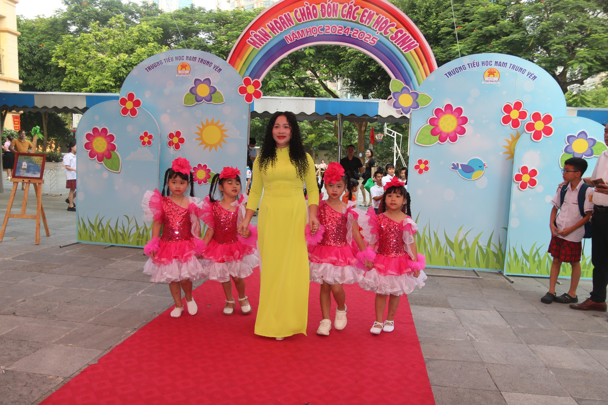 Cô giáo cùng các em nhỏ trong đội văn nghệ chuẩn bị cho lễ khai giảng chào năm học mới.
