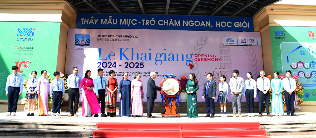 Chủ tịch Hội đồng trường - Đại tá - NGND Nguyễn Trọng Vĩnh đánh trống khai trường. Năm học này, thầy trò nhà trường quyết tâm thực hiện các nhiệm vụ trọng tâm thông qua tam giác ASK (Thái độ - Kĩ năng - Kiến thức).