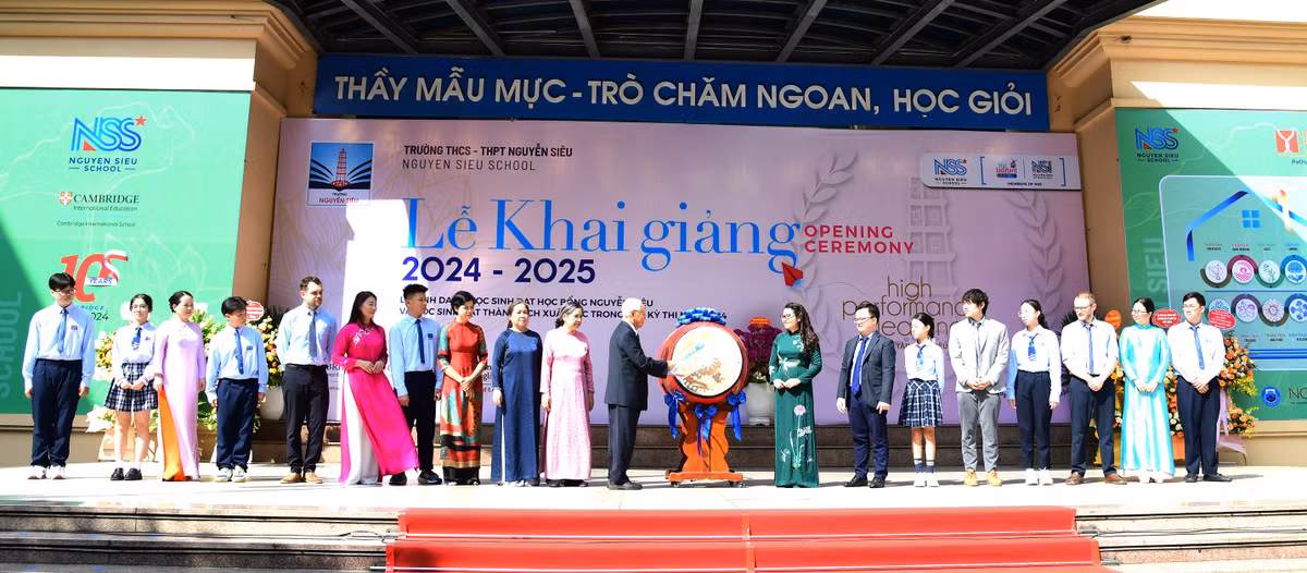 Chủ tịch Hội đồng trường - Đại tá - NGND Nguyễn Trọng Vĩnh đánh trống khai trường. Năm học này, thầy trò nhà trường quyết tâm thực hiện các nhiệm vụ trọng tâm thông qua tam giác ASK (Thái độ - Kĩ năng - Kiến thức).