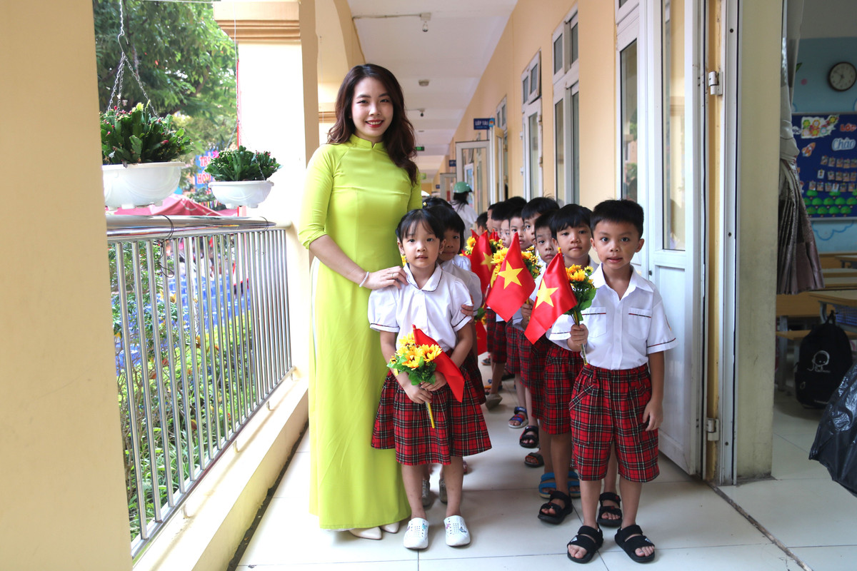 Cô giáo Trường Tiểu học Nam Trung Yên, Cầu Giấy, Hà Nội đón các em lớp 1 trong ngày khai giảng năm học mới.