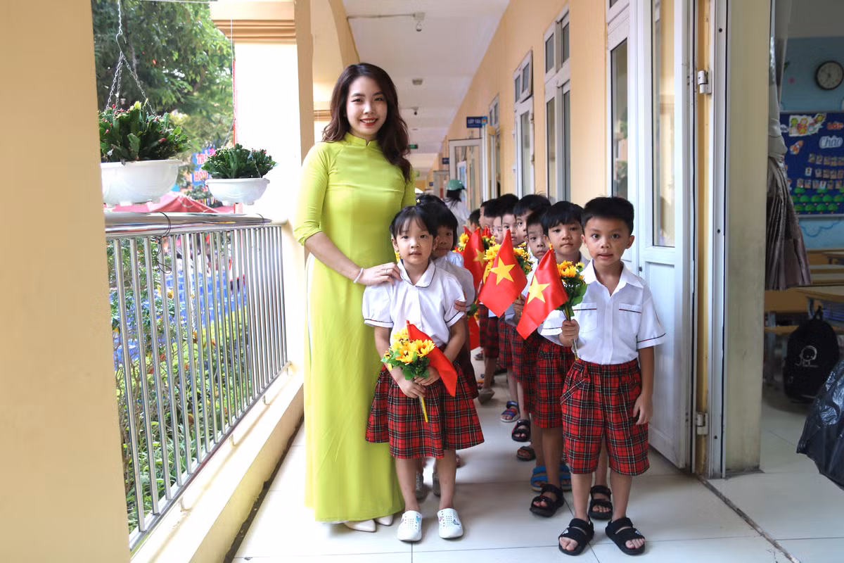 Cô giáo Trường Tiểu học Nam Trung Yên, Cầu Giấy, Hà Nội đón các em lớp 1 trong ngày khai giảng năm học mới.