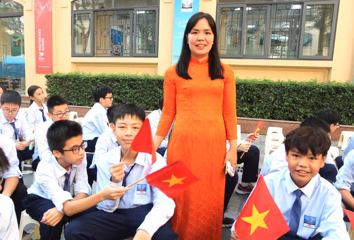 Cô giáo Nguyễn Thị Thu Hiền, giáo viên chủ nhiệm lớp 7C5, Trường THCS-THPT Nguyễn Siêu, Hà Nội chia sẻ, năm nào khai giảng, cô cũng có chung một cảm xúc, đó là sự hồi hộp, náo nức, mong chờ, và niềm hy vọng sẽ cùng các con có một năm học mới nhiều niềm vui, đạt nhiều kết quả tốt.