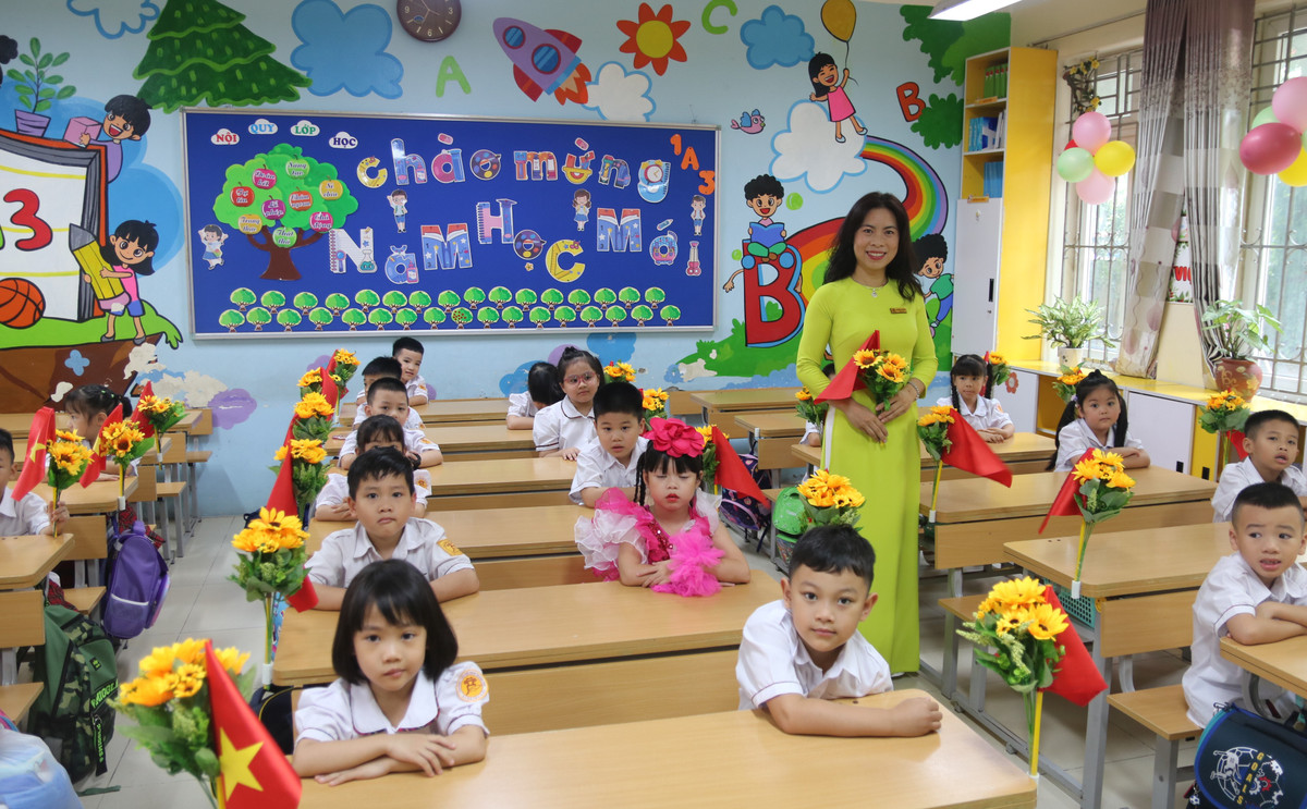 Cô Nguyễn Thu Hồng, chủ nhiệm lớp 1A3, Trường Tiểu học Nam Trung Yên, Cầu Giấy chia sẻ, năm nào đón ngày khai giảng, trong cô cũng là niềm xúc động. Những gương mặt học trò thơ ngây, những đôi mắt trong trẻo... lại tiếp thêm trong cô tình yêu với nghề.