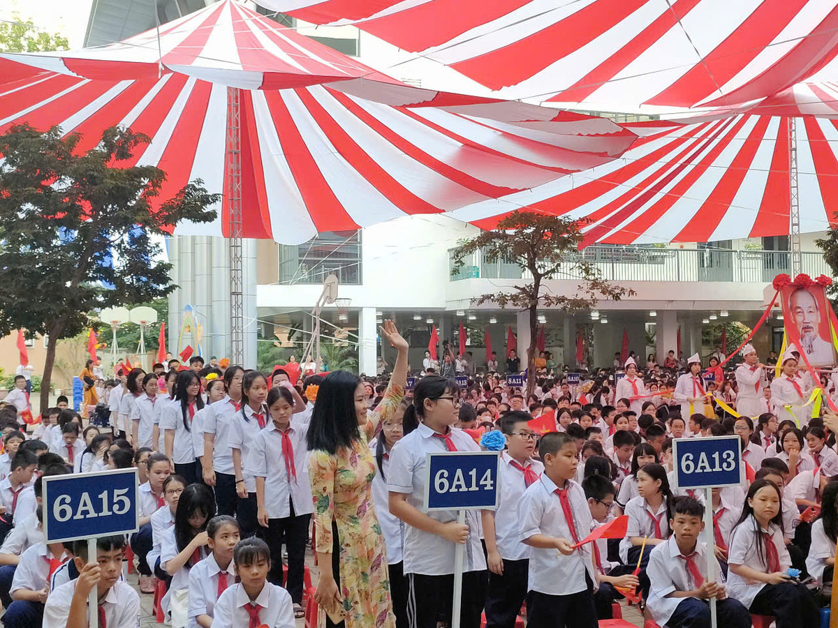 Năm nay, Sở GD&amp;ĐT Hà Nội lưu ý, các nhà trường tổ chức lễ khai giảng gọn nhẹ với học sinh là trung tâm; chú trọng việc tổ chức đón học sinh đầu cấp, bảo đảm lễ khai giảng thực sự trở thành ngày hội khai trường của học sinh