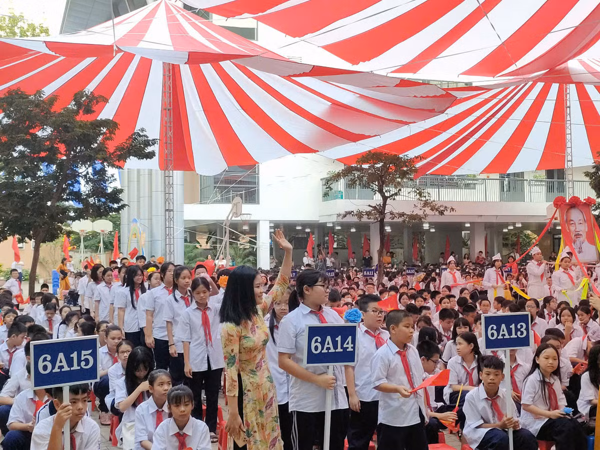 Năm nay, Sở GD&amp;ĐT Hà Nội lưu ý, các nhà trường tổ chức lễ khai giảng gọn nhẹ với học sinh là trung tâm; chú trọng việc tổ chức đón học sinh đầu cấp, bảo đảm lễ khai giảng thực sự trở thành ngày hội khai trường của học sinh