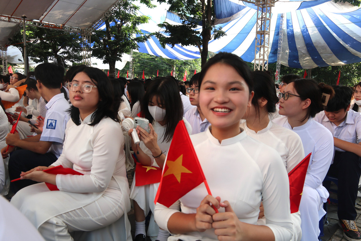 Học sinh Trường THPT Amsterdam, Hà Nội tưng bừng đón năm học mới. Phát biểu chào mừng năm học mới, nhà giáo Trần Thùy Dương xúc động nhắc lại lời Chủ tịch Hồ Chí Minh gửi tới ngành giáo dục cách đây 56 năm: "Dù khó khǎn đến đâu cũng phải tiếp tục thi đua dạy tốt và học tốt".