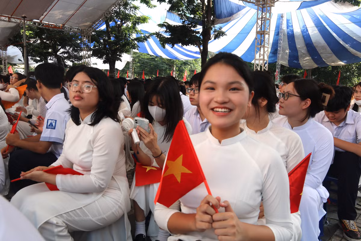 Học sinh Trường THPT Amsterdam, Hà Nội tưng bừng đón năm học mới. Phát biểu chào mừng năm học mới, nhà giáo Trần Thùy Dương xúc động nhắc lại lời Chủ tịch Hồ Chí Minh gửi tới ngành giáo dục cách đây 56 năm: "Dù khó khǎn đến đâu cũng phải tiếp tục thi đua dạy tốt và học tốt".