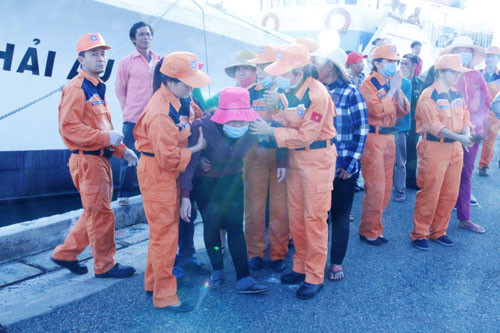 Nhiều người thân của các thuyền viên đau đớn, gục ngã tại hiện trường ngay khi đón nhận thi thể thân nhân của mình.