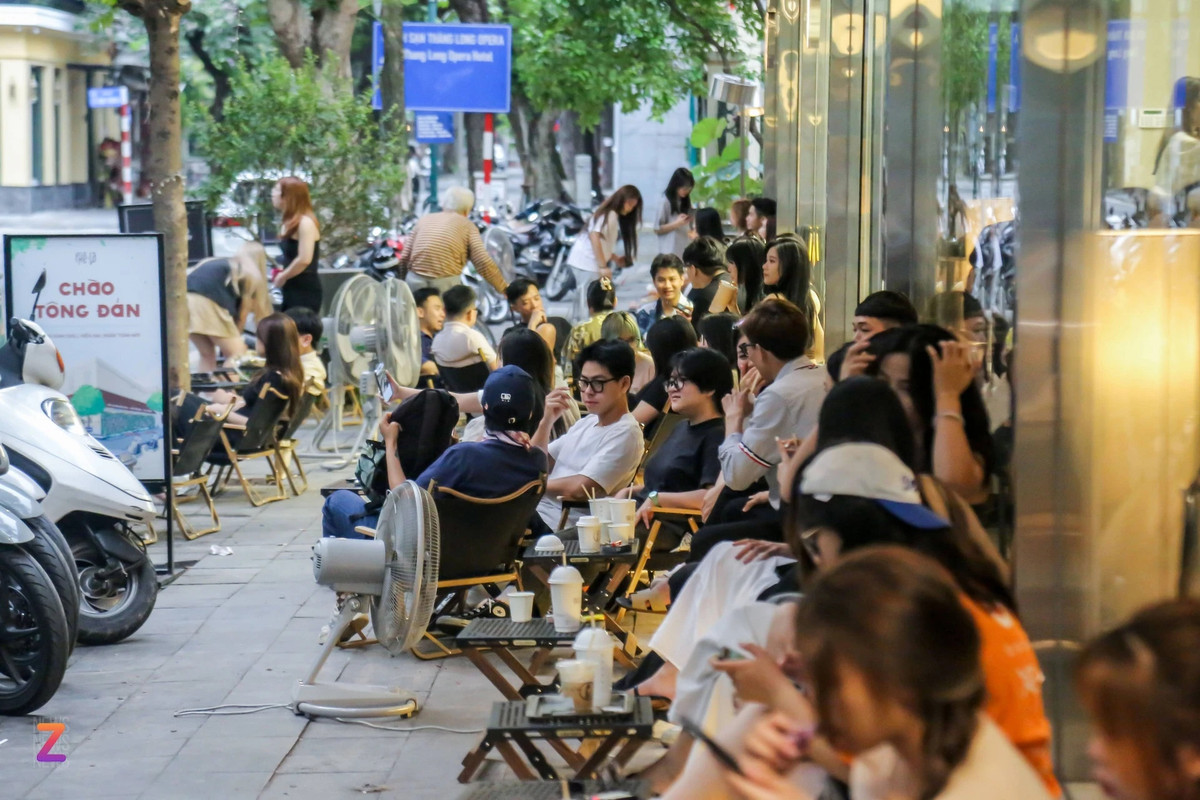 Người trẻ Hà Nội xếp hàng từ 4h sáng để uống cà phê - Hình 9 Nguoi tre Ha Noi xep hang tu 4h sang de uong ca phe-Hinh-9