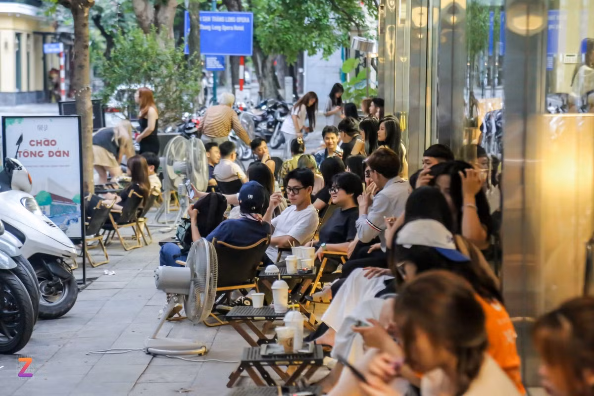 Nguoi tre Ha Noi xep hang tu 4h sang de uong ca phe-Hinh-9