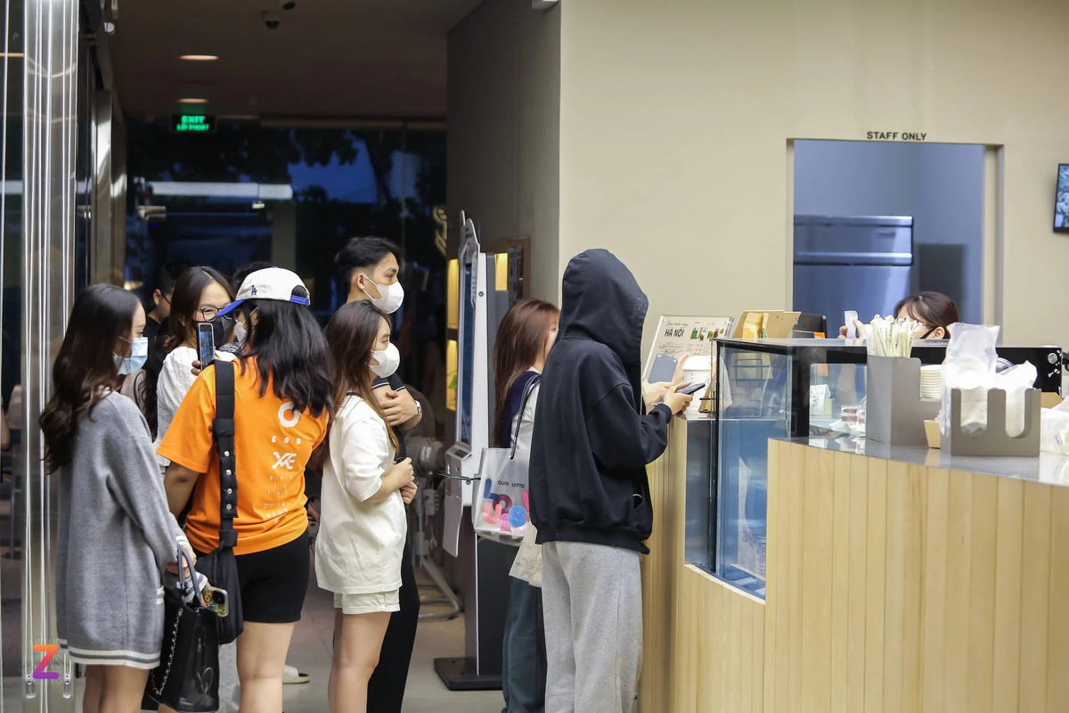 Người trẻ Hà Nội xếp hàng từ 4h sáng để uống cà phê - Hình 2 Nguoi tre Ha Noi xep hang tu 4h sang de uong ca phe-Hinh-2