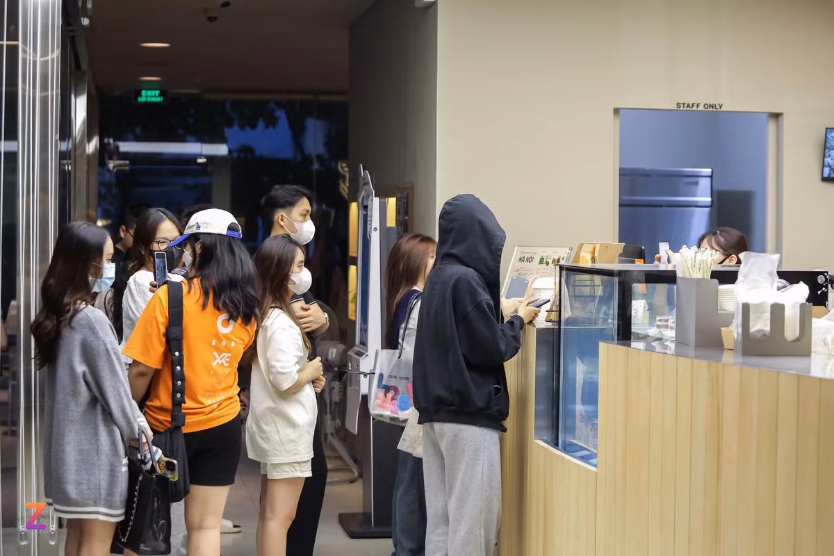 Nguoi tre Ha Noi xep hang tu 4h sang de uong ca phe-Hinh-2