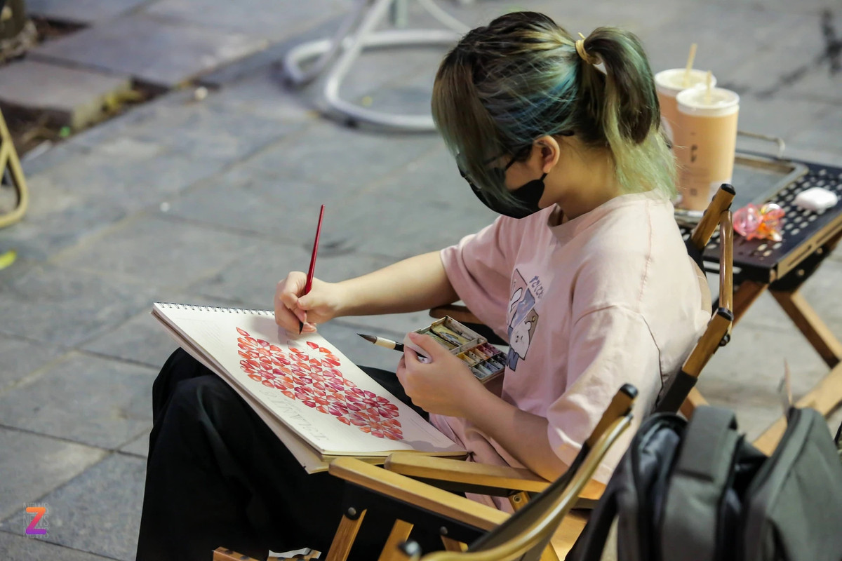 Người trẻ Hà Nội xếp hàng từ 4h sáng để uống cà phê - Hình 5 Nguoi tre Ha Noi xep hang tu 4h sang de uong ca phe-Hinh-5