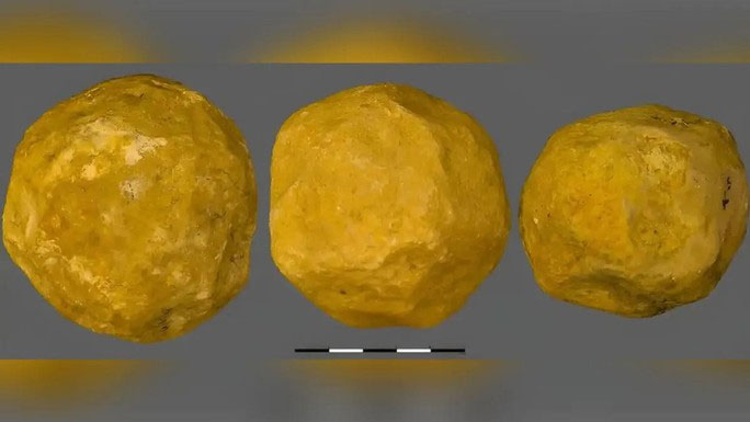 Những vật lạ này được cho là được tạo bởi người Homo erectus, một loài người thời tiền sử có khuôn mặt giống vượn nhưng tư thế đi và đứng giống người.