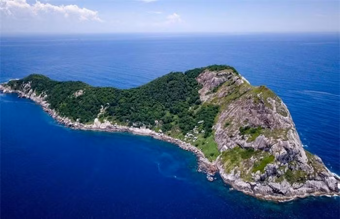 Đảo Ilha da Queimada Grande này có diện tích 43ha và nằm cách bờ biển bang Sao Paulo khoảng 35 km. Điều đặc biệt đáng sợ là mỗi mét vuông trên đảo có thể chứa từ 1 đến 5 con rắn độc, và đứng giữa đảo này, bạn không thể tránh khỏi việc đi đâu cũng dẫm phải rắn.