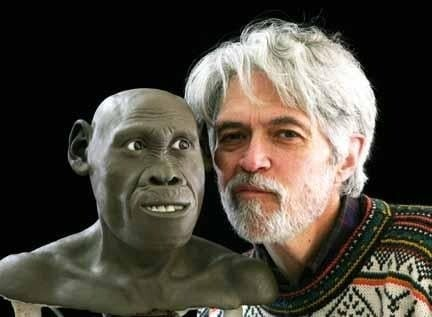 Họa sĩ và nhà khoa học John Gurche đã thực hiện công việc phục dựng hình dáng và dung nhan của Lucy.