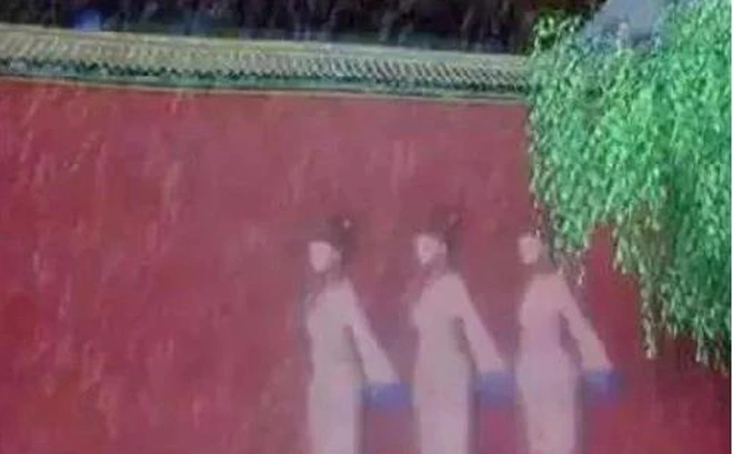 1. Hiện tượng cảm ứng từ trên bức tường màu đỏ: Một nhóm du khách thăm Tử Cấm Thành trong một buổi chiều mưa gió và sấm sét đã chứng kiến 5 cung nữ đi trên bức tường màu đỏ.