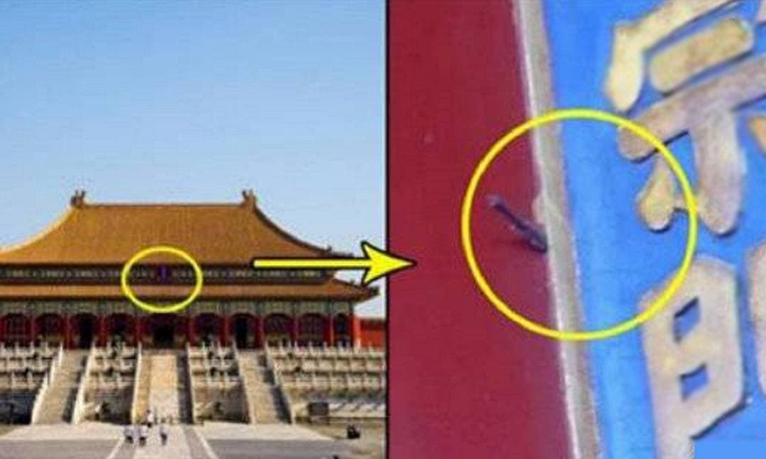 Truyền thuyết kể rằng trong thời kỳ Gia Khánh, khi nhà Thanh đang suy yếu và cuộc nổi dậy của nông dân Bạch Liên giáo nổ ra, có người cung cấp thông tin cho nhóm phản loạn về việc vua Gia Khánh đến nghỉ hè và không có binh sĩ trong cung. Khi quân nổi dậy xông vào Long Tông Môn, họ bị Thái tử Miên Ninh (sau này là hoàng đế Đạo Quang) phòng thủ và đánh bại.