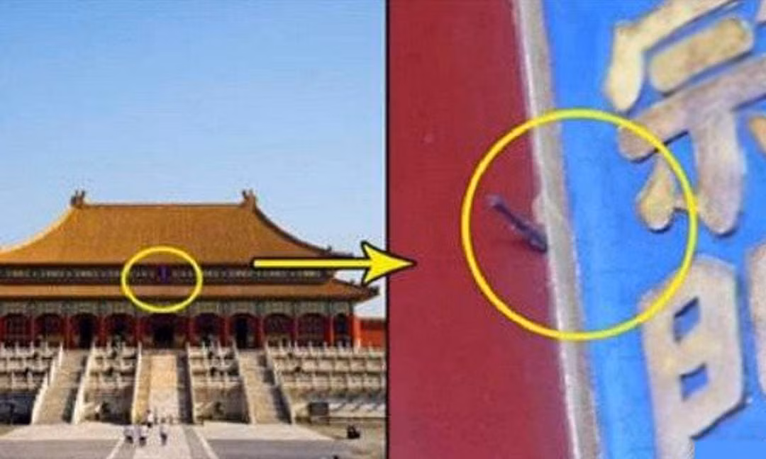 Truyền thuyết kể rằng trong thời kỳ Gia Khánh, khi nhà Thanh đang suy yếu và cuộc nổi dậy của nông dân Bạch Liên giáo nổ ra, có người cung cấp thông tin cho nhóm phản loạn về việc vua Gia Khánh đến nghỉ hè và không có binh sĩ trong cung. Khi quân nổi dậy xông vào Long Tông Môn, họ bị Thái tử Miên Ninh (sau này là hoàng đế Đạo Quang) phòng thủ và đánh bại.