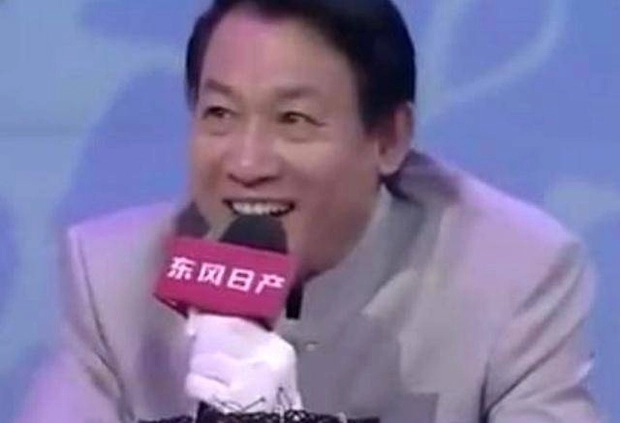 Sau khi chuyên gia thẩm định chi tiết bình cổ này, họ phát hiện rằng mặc dù hình dáng của nó thể hiện phong cách thời Càn Long, nhưng cấu trúc không hoàn hảo và có những điểm không rõ ràng.