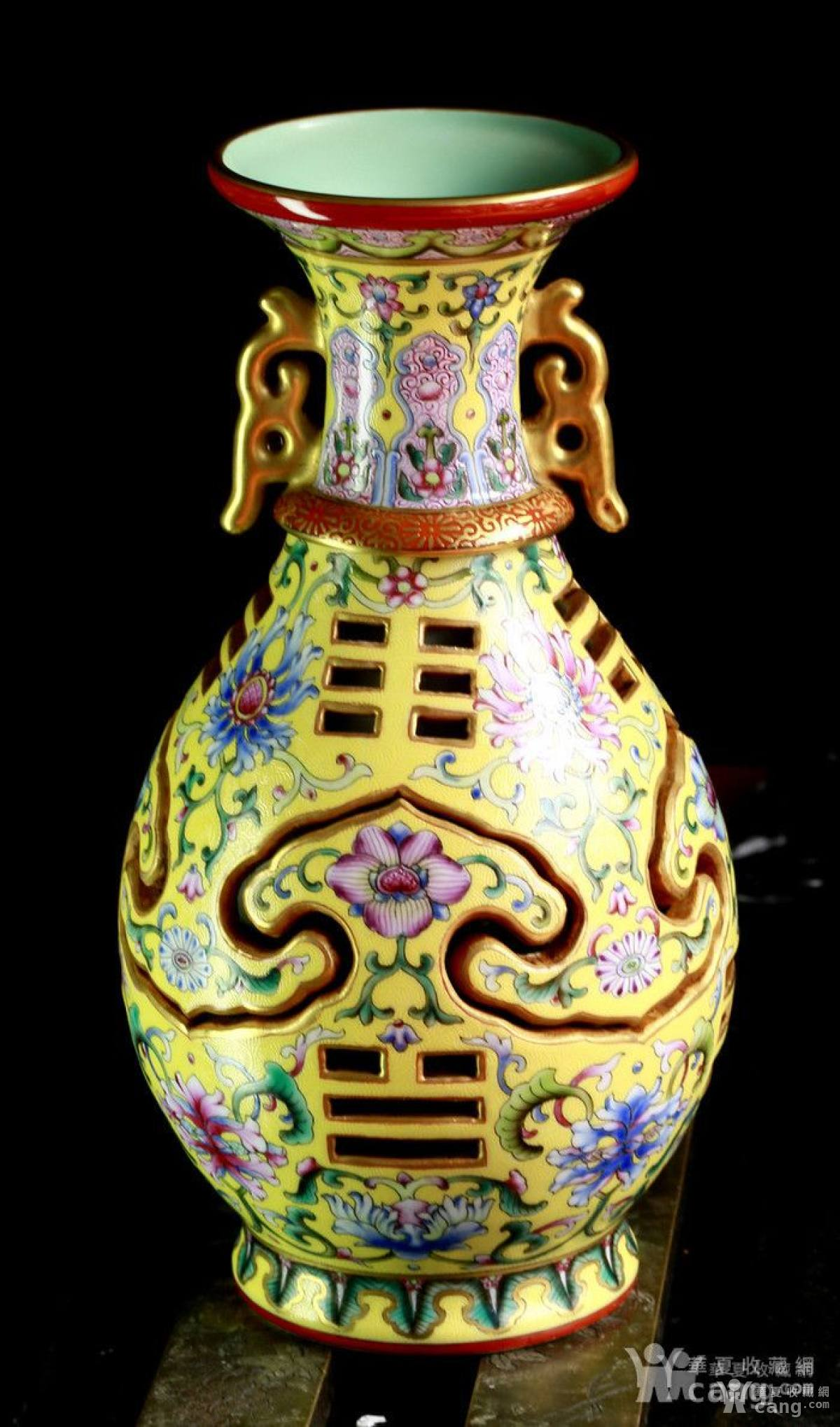 Đặc biệt, mức độ phong hóa của thân bình không thể lâu đời tính từ thời vua Càn Long, nó chỉ được xem là sản phẩm gốm Cảnh Đức Trấn ở thời hiện đại.