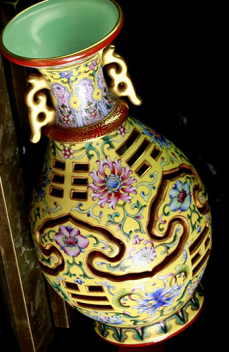 Chuyên gia thẩm định đưa ra giá trị tối đa của bình này chỉ là 20.000 NDT (khoảng 65 triệu đồng), không thể so sánh với số tiền mà người đàn ông đã trả 20 năm trước.