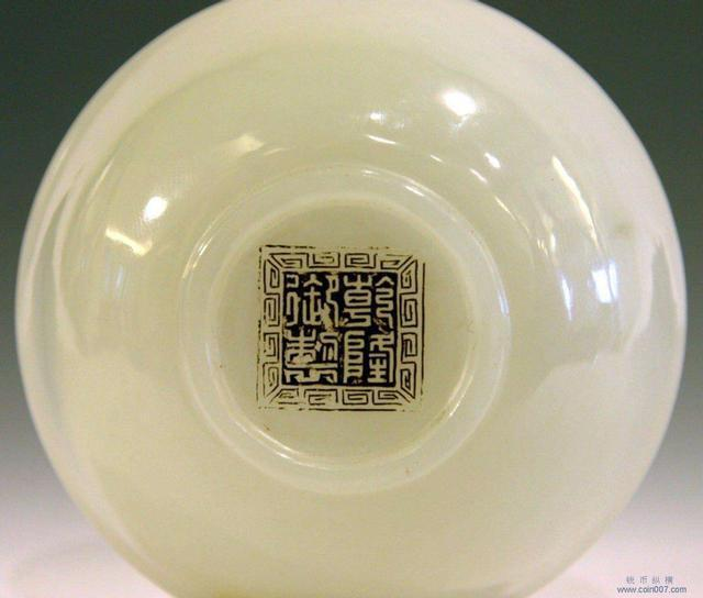 Sau khi chuyên gia xem xét kỹ càng và phát hiện dòng chữ dưới đáy bát ghi "Hệ thống hoàng gia Tuyên Thống," ông lão đã kể về nguồn gốc của chiếc bát. Nó được cho là một bảo vật từ thời nhà Thanh, do Hoàng đế Phổ Nghi ban cho gia đình ông.