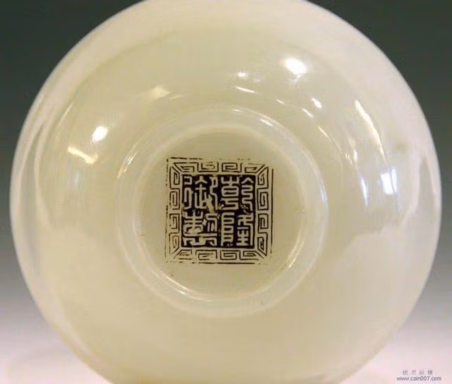 Sau khi chuyên gia xem xét kỹ càng và phát hiện dòng chữ dưới đáy bát ghi "Hệ thống hoàng gia Tuyên Thống," ông lão đã kể về nguồn gốc của chiếc bát. Nó được cho là một bảo vật từ thời nhà Thanh, do Hoàng đế Phổ Nghi ban cho gia đình ông.