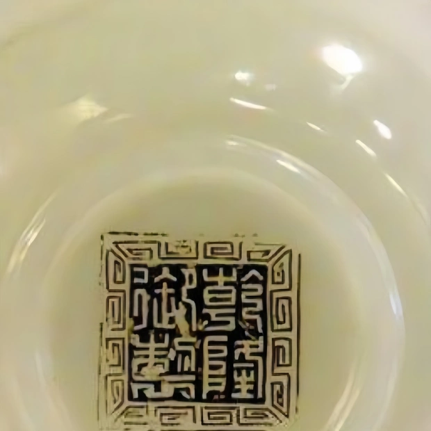 Nhóm chuyên gia đã đề xuất ông lão giao chiếc bát cho nhà nước để đưa vào bảo tàng, giúp nghiên cứu và cho mọi người cùng chiêm ngưỡng.