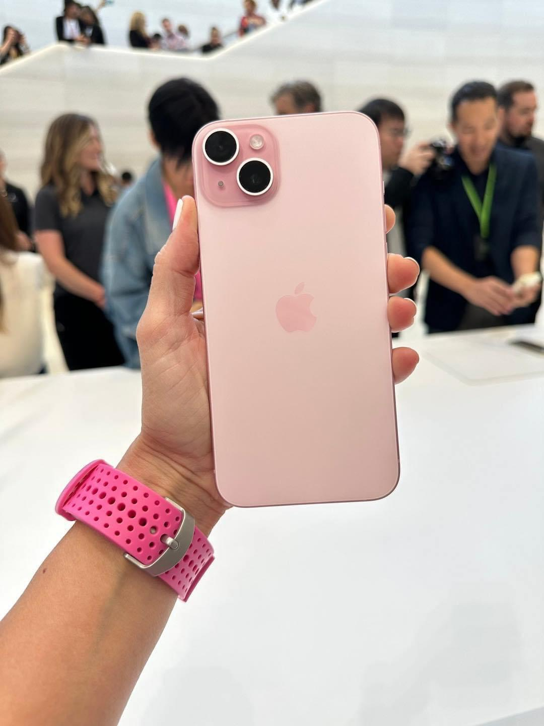 Màu hồng, còn được gọi là Magenta, trên phiên bản iPhone 15 tiêu chuẩn và Plus được mô tả là sắc hồng độc đáo và thu hút, phù hợp với người dùng yêu thích sự sang trọng và thời thượng.