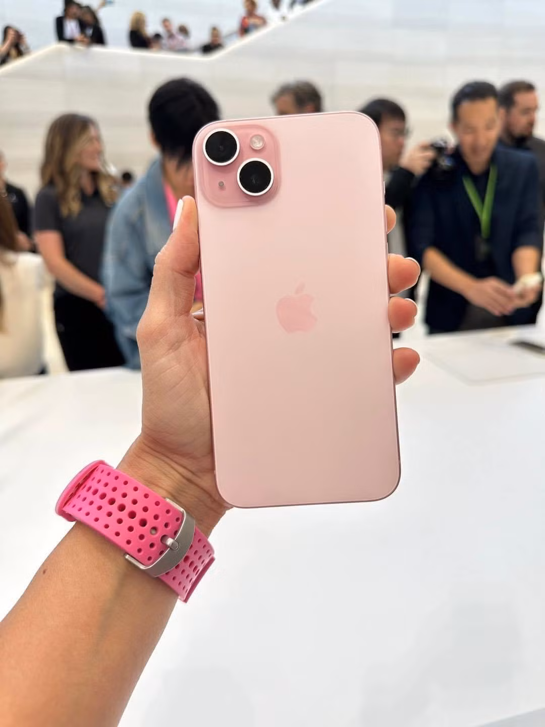 Màu hồng, còn được gọi là Magenta, trên phiên bản iPhone 15 tiêu chuẩn và Plus được mô tả là sắc hồng độc đáo và thu hút, phù hợp với người dùng yêu thích sự sang trọng và thời thượng.