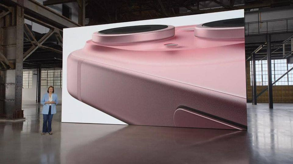 Apple thường giới thiệu màu sắc độc quyền cho các phiên bản tiêu chuẩn và Plus để làm cho chúng trở nên khác biệt và thu hút người dùng. Màu hồng đã được chọn để làm điều này cho phiên bản tiêu chuẩn và Plus.