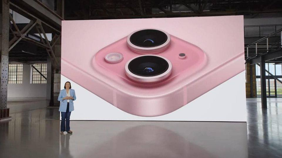 Các phiên bản Pro và Pro Max thường nhắm đến thị trường chuyên nghiệp và người dùng có yêu cầu cao hơn, trong khi phiên bản tiêu chuẩn và Plus hướng đến đối tượng rộng rãi hơn.