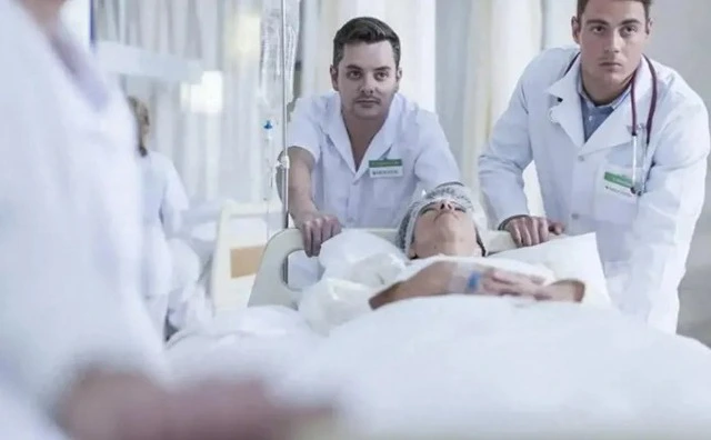 Các nhà khoa học đã khẳng định rằng khi đối mặt với cái chết, con người có thể trải qua những trải nghiệm đặc biệt, tựa như "cánh cửa cuối cùng" của cuộc đời, bao gồm việc nhìn thấy các hình ảnh và ký ức trong quá khứ, như những người và sự kiện quan trọng, hay những địa điểm mà chúng ta mong muốn nhất và những mong muốn đáng tiếc chưa được thực hiện.