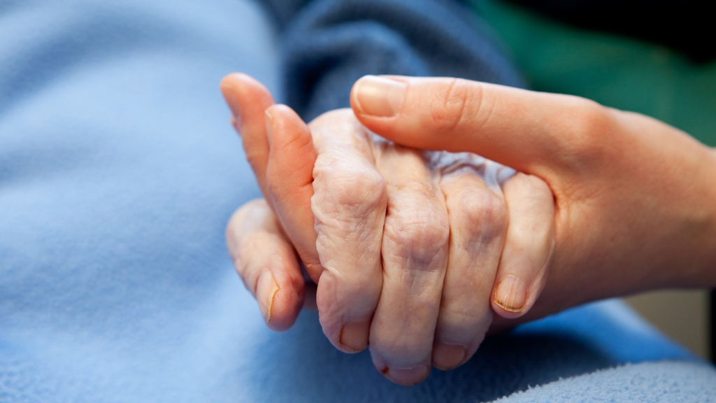 Các nhà khoa học đang tiến hành nghiên cứu bằng cách quan sát bệnh nhân tử vong và sử dụng công nghệ hình ảnh não để hiểu rõ hơn về các hiện tượng này.